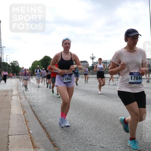 29.06.2025 - hella hamburg halbmarathon Lena Gebhardt http://msf.ph/oto/8432852 29.06.2025 10:44:27 Lombardsbrücke 10223, 5647, 12803, 330, 17844, 1345, 1519, 1802, 1804, 2186, 2343, 2610, 2674, 2692, 3065, 3506, 3596, 4215, 4496, 4636, 4898, 4968, 5001, 5127, 5355, 5647, 5649, 5730, 5731, 5902, 5905, 6002, 7216, 7326, 7610, 7818, 7842, 8272, 8591, 8763, 8957, 9073, 9331, 9333, 9397, 9510, 9536, 9879, 10006, 10223, 10303, 10304, 10416, 11825, 11955, 12322, 12409, 12803, 12995, 13262, 13288, 13330, 13390, 13906, 14091, 14123, 14350, 14654, 14681, 14971, 18454, 18459 meine-sportfotos.de