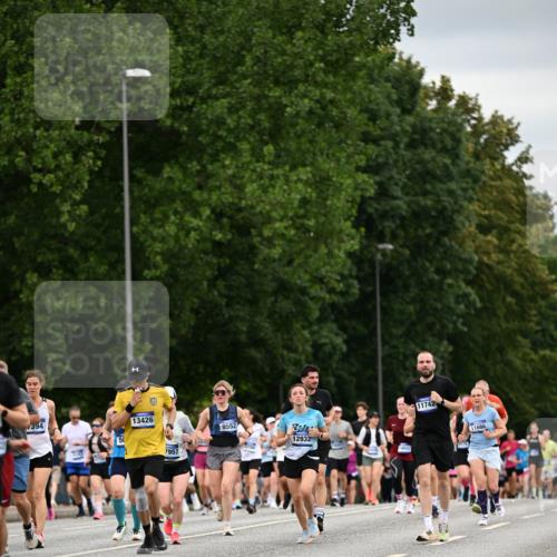 29.06.2025 - hella hamburg halbmarathon Dr. Thomas Lammeyer http://msf.ph/oto/8432908 29.06.2025 10:52:52 Kennedybrücke 1157, 1246, 1392, 1463, 1639, 1701, 1720, 2627, 2704, 3049, 3077, 3215, 4327, 4856, 5010, 5714, 5952, 6950, 7394, 7427, 7970, 8077, 9552, 9691, 9775, 9787, 10366, 10794, 11000 meine-sportfotos.de