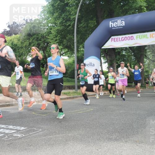 29.06.2025 - hella hamburg halbmarathon KatJ http://msf.ph/oto/8432923 29.06.2025 10:43:27 Zwischen KM18-KM19 1972, 2083, 2741, 2982, 2996, 4152, 4594, 4813, 5418, 7037, 7547 meine-sportfotos.de