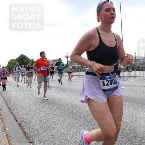 29.06.2025 - hella hamburg halbmarathon Lena Gebhardt http://msf.ph/oto/8432931 29.06.2025 10:44:28 Lombardsbrücke 10223, 8272, 12256, 12803, 1345, 1519, 1802, 1804, 2186, 2343, 2610, 2674, 2692, 3065, 3506, 3596, 4215, 4496, 4636, 4898, 4968, 5127, 5355, 5647, 5649, 5730, 5731, 5902, 5905, 6002, 7216, 7326, 7610, 7818, 7842, 8272, 8591, 8763, 8957, 9331, 9333, 9397, 9510, 9536, 10006, 10223, 10303, 10304, 10416, 11825, 11955, 12322, 12409, 12803, 12995, 13262, 13288, 13330, 13390, 13906, 14091, 14123, 14350, 14654, 14681, 14971, 18454, 18459 meine-sportfotos.de