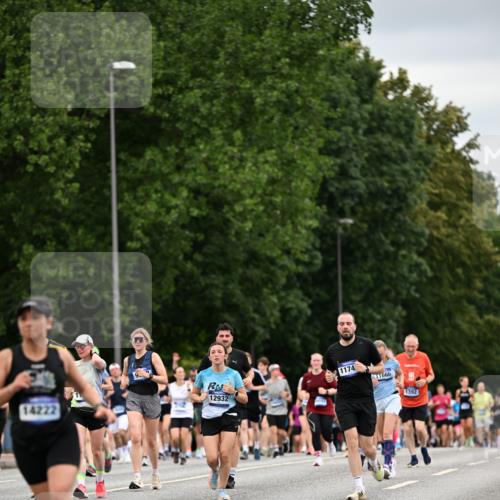 29.06.2025 - hella hamburg halbmarathon Dr. Thomas Lammeyer http://msf.ph/oto/8432977 29.06.2025 10:52:54 Kennedybrücke 1157, 1392, 1463, 1701, 1720, 2704, 3049, 3077, 3215, 4327, 4856, 5010, 5714, 5952, 6950, 7394, 7427, 8077, 8719, 9552, 9691, 9775, 9787, 10366, 10794, 11000 meine-sportfotos.de