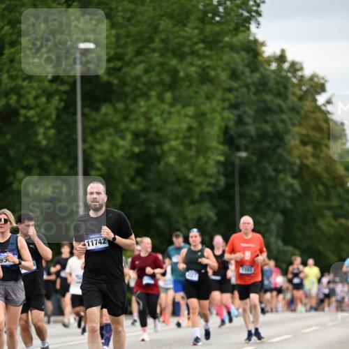 29.06.2025 - hella hamburg halbmarathon Dr. Thomas Lammeyer http://msf.ph/oto/8433149 29.06.2025 10:52:58 Kennedybrücke 1157, 1174, 1175, 1392, 1463, 1701, 1720, 2067, 3049, 3077, 3215, 4327, 5010, 5714, 5952, 6950, 7394, 8719, 9552, 9691, 9775, 9787, 10366, 10794, 11000 meine-sportfotos.de