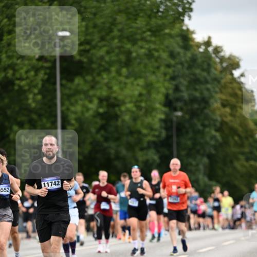 29.06.2025 - hella hamburg halbmarathon Dr. Thomas Lammeyer http://msf.ph/oto/8433167 29.06.2025 10:52:59 Kennedybrücke 1157, 1174, 1175, 1392, 1463, 1701, 1720, 2067, 3077, 3215, 4327, 5010, 5714, 5952, 6950, 7394, 8719, 9552, 9691, 9775, 9787, 10366, 10794, 11000 meine-sportfotos.de