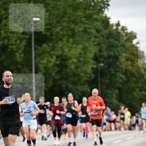 29.06.2025 - hella hamburg halbmarathon Dr. Thomas Lammeyer http://msf.ph/oto/8433192 29.06.2025 10:52:59 Kennedybrücke 1157, 1174, 1175, 1392, 1463, 1701, 1720, 2067, 3077, 3215, 4327, 5010, 5714, 5952, 6950, 7394, 8719, 9552, 9691, 9775, 9787, 10366, 10794, 11000 meine-sportfotos.de