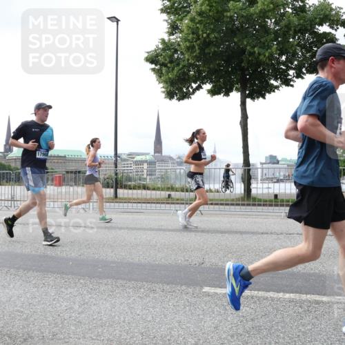 29.06.2025 - hella hamburg halbmarathon Lena Gebhardt http://msf.ph/oto/8433289 29.06.2025 10:44:31 Lombardsbrücke 17968, 1345, 1519, 1802, 1804, 2186, 2343, 2610, 2674, 2692, 3065, 3506, 3596, 4215, 4496, 4898, 4968, 5127, 5355, 5647, 5649, 5730, 5731, 6002, 7216, 7326, 7610, 7818, 7842, 8272, 8591, 8763, 8957, 9084, 9085, 9331, 9333, 9397, 9510, 9536, 10006, 10223, 10303, 10304, 10416, 11272, 11825, 11955, 12318, 12322, 12409, 12803, 12995, 13262, 13288, 13330, 13390, 13906, 14091, 14123, 14350, 14654, 14681, 14971, 18454, 18459 meine-sportfotos.de