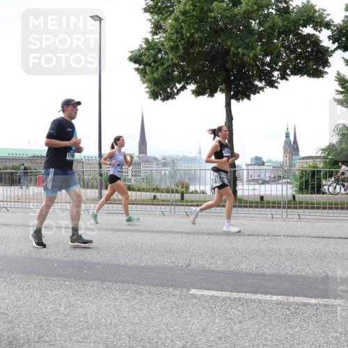 29.06.2025 - hella hamburg halbmarathon Lena Gebhardt http://msf.ph/oto/8433341 29.06.2025 10:44:31 Lombardsbrücke 129, 1796, 1345, 1519, 1802, 1804, 2186, 2343, 2610, 2674, 2692, 3065, 3506, 3596, 4215, 4496, 4898, 4968, 5127, 5355, 5647, 5649, 5730, 5731, 6002, 7216, 7326, 7610, 7818, 7842, 8272, 8591, 8763, 8957, 9084, 9085, 9331, 9333, 9397, 9510, 9536, 10006, 10223, 10303, 10304, 10416, 11272, 11825, 11955, 12318, 12322, 12409, 12803, 12995, 13262, 13288, 13330, 13390, 13906, 14091, 14123, 14350, 14654, 14681, 14971, 18454, 18459 meine-sportfotos.de