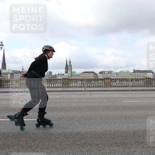 29.06.2025 - hella hamburg halbmarathon Lena Gebhardt http://msf.ph/oto/8433374 29.06.2025 09:01:06 Lombardsbrücke  meine-sportfotos.de