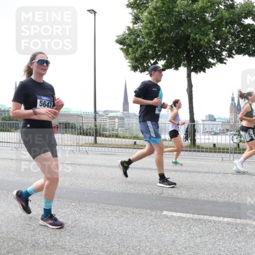 29.06.2025 - hella hamburg halbmarathon Lena Gebhardt http://msf.ph/oto/8433407 29.06.2025 10:44:32 Lombardsbrücke 1564, 5647, 1345, 1519, 1802, 1804, 2186, 2343, 2610, 2674, 2692, 3065, 3506, 3596, 4215, 4496, 4898, 4968, 5127, 5355, 5647, 5649, 5730, 5731, 6002, 7216, 7326, 7610, 7818, 7842, 8272, 8591, 8763, 8957, 9084, 9085, 9331, 9333, 9397, 9510, 9536, 10006, 10223, 10303, 10304, 10416, 11272, 11825, 11955, 12318, 12322, 12409, 12803, 12995, 13262, 13288, 13330, 13390, 13906, 14091, 14123, 14350, 14654, 14681, 14971, 18454, 18459 meine-sportfotos.de