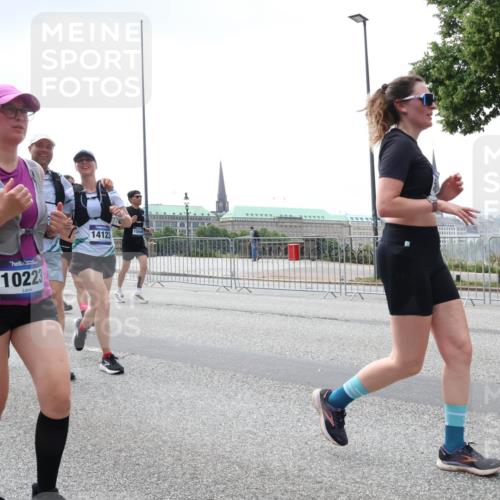 29.06.2025 - hella hamburg halbmarathon Lena Gebhardt http://msf.ph/oto/8433442 29.06.2025 10:44:32 Lombardsbrücke 2610, 10223, 14123, 15646, 1345, 1519, 1802, 1804, 2186, 2343, 2610, 2674, 2692, 3065, 3506, 3596, 4215, 4496, 4898, 4968, 5127, 5355, 5647, 5649, 5730, 5731, 6002, 7216, 7326, 7610, 7818, 7842, 8272, 8591, 8763, 8957, 9084, 9085, 9331, 9333, 9397, 9510, 9536, 10006, 10223, 10303, 10304, 10416, 11272, 11825, 11955, 12318, 12322, 12409, 12803, 12995, 13262, 13288, 13330, 13390, 13906, 14091, 14123, 14350, 14654, 14681, 14971, 18454, 18459 meine-sportfotos.de
