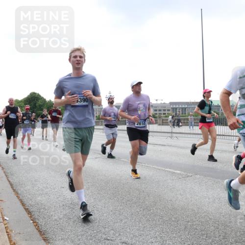29.06.2025 - hella hamburg halbmarathon Lena Gebhardt http://msf.ph/oto/8433524 29.06.2025 10:44:33 Lombardsbrücke 12322, 10304, 3390, 2610, 13906, 1412, 1345, 1519, 1802, 1804, 2186, 2343, 2610, 2674, 2692, 3065, 3506, 3596, 4215, 4496, 4898, 4968, 5127, 5355, 5647, 5649, 5730, 5731, 6002, 7216, 7610, 7818, 7842, 8272, 8582, 8591, 8763, 8957, 9084, 9085, 9331, 9333, 9397, 9510, 9536, 10006, 10223, 10303, 10304, 10416, 11272, 11825, 11955, 12318, 12322, 12409, 12803, 12995, 13262, 13288, 13330, 13390, 13906, 14091, 14123, 14350, 14654, 14681, 14971, 18454, 18459 meine-sportfotos.de