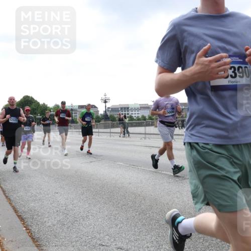 29.06.2025 - hella hamburg halbmarathon Lena Gebhardt http://msf.ph/oto/8433598 29.06.2025 10:44:34 Lombardsbrücke 12322, 4496, 10304, 10303, 3006, 390, 6805, 1345, 1519, 2186, 2343, 2610, 2674, 2692, 3065, 3506, 3596, 4215, 4496, 4898, 4968, 5355, 5647, 5649, 5730, 5731, 6002, 7216, 7610, 7818, 7842, 8272, 8582, 8591, 8763, 8957, 9084, 9085, 9331, 9333, 9397, 9510, 9536, 10006, 10223, 10303, 10304, 10416, 11272, 11825, 11955, 12318, 12322, 12409, 12803, 12995, 13262, 13288, 13330, 13390, 13906, 14091, 14123, 14350, 14654, 14681, 14971, 18454, 18459 meine-sportfotos.de
