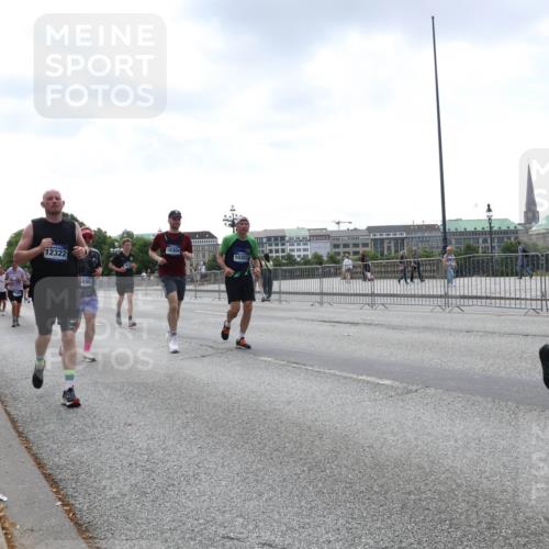 29.06.2025 - hella hamburg halbmarathon Lena Gebhardt http://msf.ph/oto/8433709 29.06.2025 10:44:34 Lombardsbrücke 12322, 4496, 10304, 10303, 5006, 1345, 1519, 2186, 2343, 2610, 2674, 2692, 3065, 3506, 3596, 4215, 4496, 4898, 4968, 5355, 5647, 5649, 5730, 5731, 6002, 7216, 7610, 7818, 7842, 8272, 8582, 8591, 8763, 8957, 9084, 9085, 9331, 9333, 9397, 9510, 9536, 10006, 10223, 10303, 10304, 10416, 11272, 11825, 11955, 12318, 12322, 12409, 12803, 12995, 13262, 13288, 13330, 13390, 13906, 14091, 14123, 14350, 14654, 14681, 14971, 18454, 18459 meine-sportfotos.de