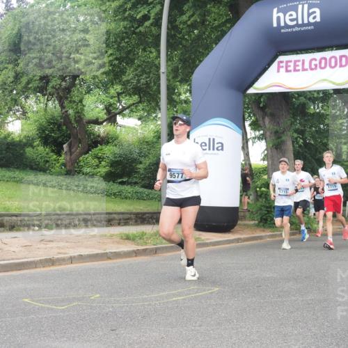 29.06.2025 - hella hamburg halbmarathon KatJ http://msf.ph/oto/8433753 29.06.2025 10:44:05 Zwischen KM18-KM19 1719, 2883, 4951 meine-sportfotos.de