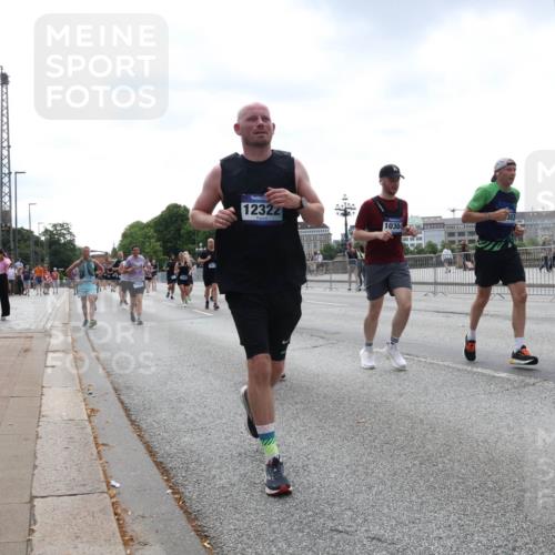 29.06.2025 - hella hamburg halbmarathon Lena Gebhardt http://msf.ph/oto/8433866 29.06.2025 10:44:36 Lombardsbrücke 12322, 10304, 1345, 1519, 1924, 2343, 2610, 2674, 3065, 3506, 4215, 4496, 4968, 5355, 5647, 5649, 5730, 5731, 6002, 6841, 6888, 7216, 7610, 7818, 7842, 8272, 8582, 8763, 9036, 9084, 9085, 9331, 9333, 9397, 9510, 9536, 10006, 10223, 10303, 10304, 10416, 10668, 11272, 11825, 11955, 12318, 12322, 12409, 12803, 12995, 13039, 13262, 13288, 13330, 13390, 13906, 14091, 14123, 14350, 14654, 14681, 14971, 18454, 18459 meine-sportfotos.de