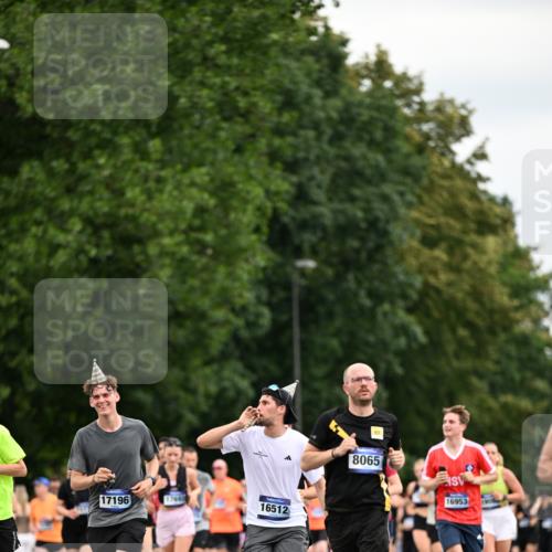 29.06.2025 - hella hamburg halbmarathon Dr. Thomas Lammeyer http://msf.ph/oto/8433996 29.06.2025 10:53:41 Kennedybrücke 1167, 1584, 1626, 2437, 2438, 2475, 2527, 2668, 2716, 3086, 3232, 3253, 3383, 3661, 4403, 4769, 5118, 5479, 5480, 5781, 6191, 6497, 7203, 7650, 7931, 7936, 7947, 7948, 8065, 8549, 8759, 8760, 9245, 10130, 10204, 10333, 10479, 10654, 11192 meine-sportfotos.de