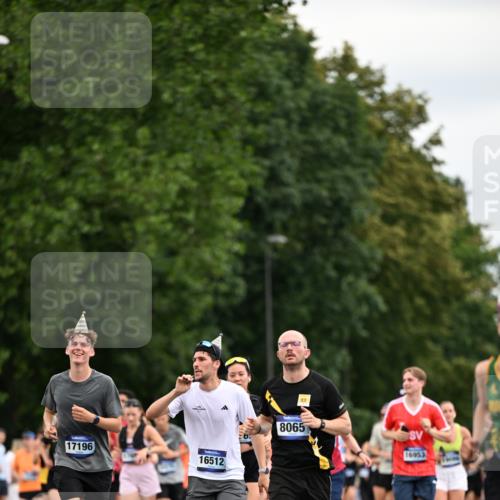 29.06.2025 - hella hamburg halbmarathon Dr. Thomas Lammeyer http://msf.ph/oto/8434002 29.06.2025 10:53:41 Kennedybrücke 1167, 1584, 1626, 2437, 2438, 2475, 2527, 2668, 2716, 3086, 3232, 3253, 3383, 3661, 4403, 4769, 5118, 5479, 5480, 5781, 6191, 6497, 7203, 7650, 7931, 7936, 7947, 7948, 8065, 8549, 8759, 8760, 9245, 10130, 10204, 10333, 10479, 10654, 11192 meine-sportfotos.de