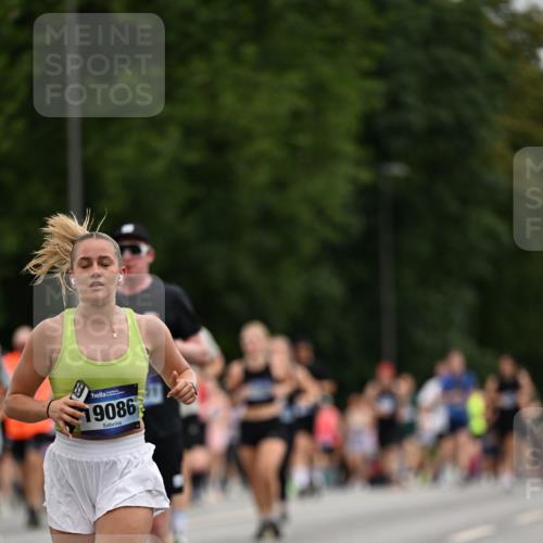 29.06.2025 - hella hamburg halbmarathon Dr. Thomas Lammeyer http://msf.ph/oto/8434155 29.06.2025 10:53:50 Kennedybrücke 1167, 1584, 1805, 2437, 2438, 2527, 2668, 2716, 2997, 3232, 3253, 4769, 5118, 5479, 5480, 5781, 6191, 6497, 7203, 7650, 7679, 7947, 7948, 8065, 10130, 10333, 10654, 10782, 11192 meine-sportfotos.de