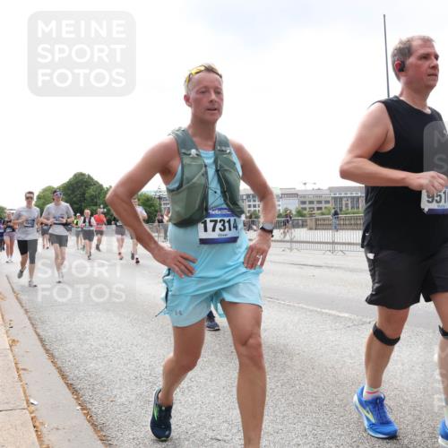 29.06.2025 - hella hamburg halbmarathon Lena Gebhardt http://msf.ph/oto/8434491 29.06.2025 10:44:44 Lombardsbrücke 17314, 951, 14091, 1024, 1273, 1345, 1519, 1629, 1924, 2007, 2343, 2610, 2674, 2779, 3506, 3570, 4215, 4275, 4496, 4968, 5355, 5647, 5649, 6002, 6841, 6888, 7216, 7842, 8272, 8582, 8907, 9036, 9084, 9085, 9331, 9333, 9397, 9510, 9536, 10006, 10223, 10303, 10304, 10416, 10562, 10566, 10668, 10707, 11272, 11825, 12318, 12322, 12394, 12409, 12803, 12995, 13039, 13261, 13262, 13288, 13330, 13390, 13906, 14091, 14123, 14350, 14654, 14681, 14971, 18454, 18459 meine-sportfotos.de