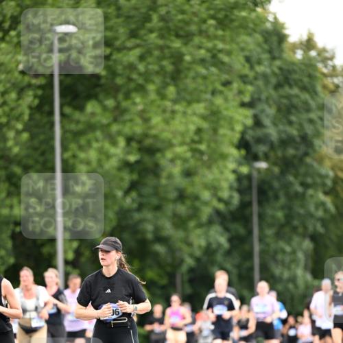 29.06.2025 - hella hamburg halbmarathon Dr. Thomas Lammeyer http://msf.ph/oto/8434525 29.06.2025 10:54:06 Kennedybrücke 1525, 1805, 2437, 2438, 2541, 2716, 2927, 2997, 3070, 4589, 5106, 5479, 5480, 5997, 6680, 6694, 6989, 7679, 8254, 9015, 9162, 9261, 10038, 10704, 10782, 11030 meine-sportfotos.de