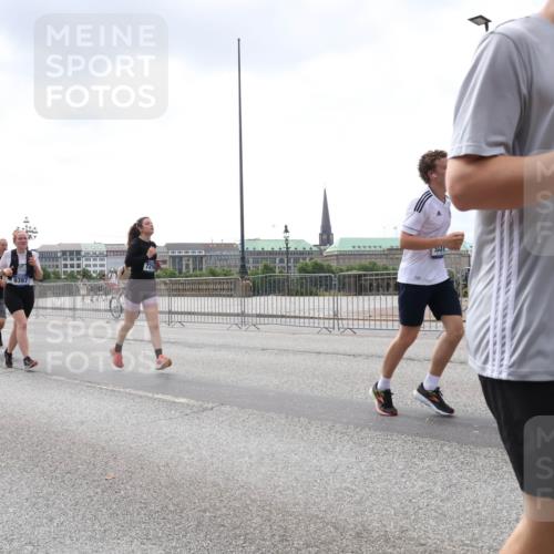 29.06.2025 - hella hamburg halbmarathon Lena Gebhardt http://msf.ph/oto/8434726 29.06.2025 10:44:48 Lombardsbrücke 1328, 2318, 9397, 7218, 1845, 1024, 1273, 1345, 1629, 1924, 2007, 2343, 2610, 2674, 2779, 3506, 3570, 4215, 4275, 4496, 4968, 5355, 5647, 5649, 6002, 6841, 6888, 7216, 7912, 8582, 8907, 9036, 9084, 9085, 9331, 9333, 9397, 9536, 10006, 10303, 10304, 10416, 10562, 10566, 10668, 10707, 11272, 11825, 12198, 12318, 12322, 12332, 12394, 12409, 13039, 13261, 13262, 13288, 13330, 13390, 13906, 14091, 14123, 14350, 14654, 14681, 14971, 18454, 18459 meine-sportfotos.de
