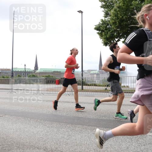 29.06.2025 - hella hamburg halbmarathon Lena Gebhardt http://msf.ph/oto/8434862 29.06.2025 10:44:51 Lombardsbrücke 3288, 12318, 1024, 1273, 1629, 1685, 1924, 2007, 2674, 2779, 3506, 3570, 4215, 4275, 4968, 5190, 5355, 5649, 6002, 6509, 6841, 6888, 7216, 7699, 7912, 8582, 8762, 8907, 9036, 9084, 9085, 9331, 9333, 9397, 9536, 10006, 10303, 10304, 10416, 10562, 10566, 10668, 10707, 11272, 11825, 12198, 12318, 12332, 12334, 12394, 12409, 13039, 13261, 13262, 13288, 13330, 13390, 14091, 14350, 14681, 14971, 18454, 18459 meine-sportfotos.de
