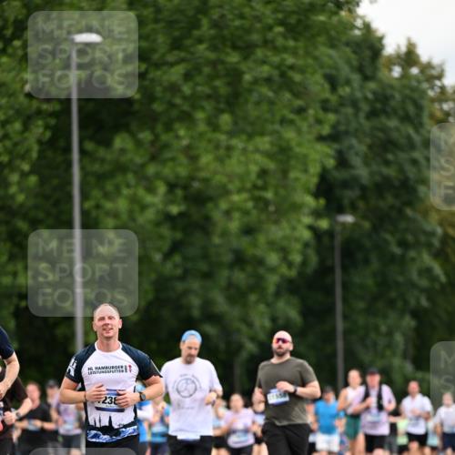 29.06.2025 - hella hamburg halbmarathon Dr. Thomas Lammeyer http://msf.ph/oto/8434921 29.06.2025 10:54:17 Kennedybrücke 1525, 1805, 2160, 2541, 2927, 2997, 3070, 3710, 4589, 5106, 5997, 6680, 6694, 6989, 7755, 8254, 9015, 9162, 9261, 9940, 10038, 10060, 10704, 11030, 11426 meine-sportfotos.de