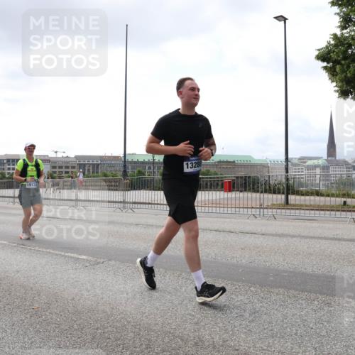 29.06.2025 - hella hamburg halbmarathon Lena Gebhardt http://msf.ph/oto/8434974 29.06.2025 10:44:52 Lombardsbrücke 19133, 13288, 1024, 1273, 1629, 1685, 1924, 2007, 2674, 2779, 3506, 3570, 4215, 4275, 4337, 4968, 5190, 5355, 5649, 6002, 6509, 6841, 6888, 7216, 7699, 7912, 8582, 8594, 8762, 8907, 9036, 9084, 9085, 9331, 9333, 9397, 9536, 10006, 10303, 10304, 10416, 10562, 10566, 10668, 10707, 11272, 12198, 12318, 12332, 12334, 12394, 12409, 13039, 13261, 13262, 13288, 13330, 13390, 14091, 14350, 14681, 14971, 18454, 18459 meine-sportfotos.de