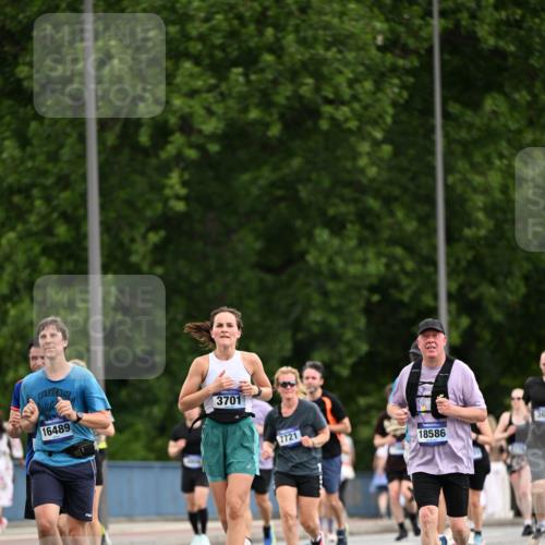 29.06.2025 - hella hamburg halbmarathon Dr. Thomas Lammeyer http://msf.ph/oto/8435153 29.06.2025 10:54:29 Kennedybrücke 1259, 1525, 2160, 2927, 3070, 3680, 3701, 3710, 4168, 5119, 5552, 5997, 6680, 6694, 6989, 7721, 7722, 7755, 8254, 8299, 9261, 9940, 10033, 10060, 10704, 11426 meine-sportfotos.de