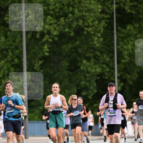 29.06.2025 - hella hamburg halbmarathon Dr. Thomas Lammeyer http://msf.ph/oto/8435159 29.06.2025 10:54:29 Kennedybrücke 1259, 1525, 2160, 2927, 3070, 3680, 3701, 3710, 4168, 5119, 5552, 5997, 6680, 6694, 6989, 7721, 7722, 7755, 8254, 8299, 9261, 9940, 10033, 10060, 10704, 11426 meine-sportfotos.de