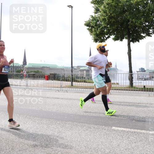 29.06.2025 - hella hamburg halbmarathon Lena Gebhardt http://msf.ph/oto/8435537 29.06.2025 10:45:00 Lombardsbrücke 1024, 1273, 1629, 1685, 1798, 1924, 2007, 2674, 2779, 3160, 3164, 3570, 3993, 4186, 4215, 4275, 4337, 4851, 4968, 5099, 5190, 5355, 6509, 6788, 6841, 6888, 6980, 7699, 7912, 8582, 8594, 8605, 8762, 8907, 9036, 9084, 9085, 9331, 9333, 9397, 9536, 10006, 10562, 10566, 10668, 10707, 11272, 11314, 12198, 12318, 12332, 12334, 12394, 13039, 13261, 13288, 14350, 14681, 14971, 18454, 18459 meine-sportfotos.de