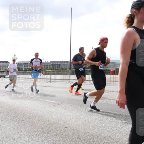 29.06.2025 - hella hamburg halbmarathon Lena Gebhardt http://msf.ph/oto/8435690 29.06.2025 10:45:01 Lombardsbrücke 13629, 6841, 16101, 1326, 149, 1024, 1273, 1629, 1685, 1798, 1924, 2007, 2674, 2779, 3160, 3164, 3570, 3879, 3993, 4186, 4215, 4275, 4337, 4504, 4820, 4851, 4968, 5099, 5108, 5190, 5355, 5636, 6509, 6788, 6841, 6888, 6980, 7699, 7912, 8582, 8594, 8605, 8762, 8907, 9036, 9084, 9085, 9331, 9333, 9397, 9536, 10006, 10562, 10566, 10668, 10707, 11272, 11314, 12198, 12318, 12332, 12334, 12394, 13039, 13261, 14350, 14681, 14971, 18454, 18459 meine-sportfotos.de
