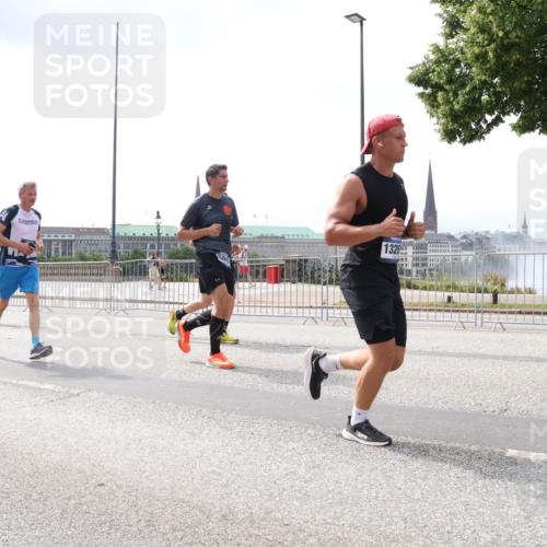 29.06.2025 - hella hamburg halbmarathon Lena Gebhardt http://msf.ph/oto/8435718 29.06.2025 10:45:02 Lombardsbrücke 6888, 1326, 1024, 1273, 1629, 1685, 1798, 1924, 2007, 2674, 2779, 3160, 3164, 3570, 3879, 3993, 4099, 4102, 4186, 4215, 4275, 4337, 4504, 4820, 4851, 4968, 5099, 5108, 5190, 5355, 5636, 6509, 6788, 6841, 6888, 6980, 7699, 7912, 8582, 8594, 8605, 8762, 8907, 9036, 9084, 9085, 9331, 9333, 9397, 9536, 10562, 10566, 10668, 10707, 11272, 11314, 12198, 12318, 12332, 12334, 12394, 13039, 13261, 14350, 14681, 18454, 18459 meine-sportfotos.de