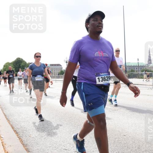 29.06.2025 - hella hamburg halbmarathon Lena Gebhardt http://msf.ph/oto/8435859 29.06.2025 10:45:03 Lombardsbrücke 727, 10416, 13629, 1024, 1273, 1629, 1685, 1798, 1924, 2007, 2674, 2779, 3160, 3164, 3570, 3879, 3993, 4099, 4102, 4186, 4215, 4275, 4337, 4504, 4820, 4851, 4968, 5099, 5108, 5190, 5355, 5636, 6509, 6763, 6788, 6841, 6888, 6980, 7699, 7912, 8582, 8594, 8605, 8762, 8907, 9036, 9084, 9085, 9331, 9333, 9397, 9536, 10562, 10566, 10668, 10707, 11272, 11314, 12198, 12318, 12332, 12334, 12394, 13039, 13261, 14681, 18454, 18459 meine-sportfotos.de