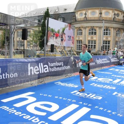 29.06.2025 - hella hamburg halbmarathon Michael Strokosch http://msf.ph/oto/8436122 29.06.2025 10:16:36 Ziel 3944, 11864 meine-sportfotos.de