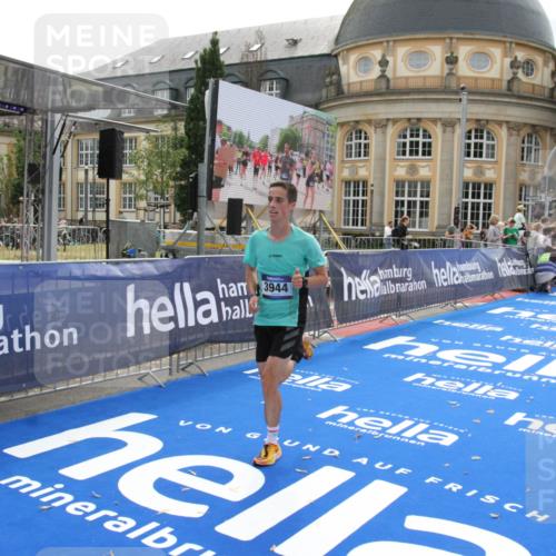 29.06.2025 - hella hamburg halbmarathon Michael Strokosch http://msf.ph/oto/8436132 29.06.2025 10:16:36 Ziel 3944, 11864 meine-sportfotos.de