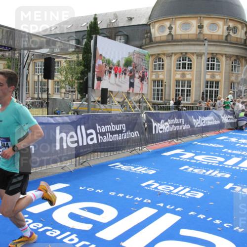 29.06.2025 - hella hamburg halbmarathon Michael Strokosch http://msf.ph/oto/8436145 29.06.2025 10:16:37 Ziel 3944, 11864 meine-sportfotos.de