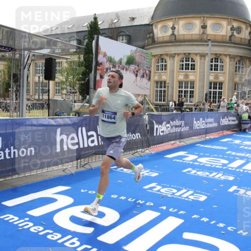 29.06.2025 - hella hamburg halbmarathon Michael Strokosch http://msf.ph/oto/8436167 29.06.2025 10:16:41 Ziel 11864 meine-sportfotos.de