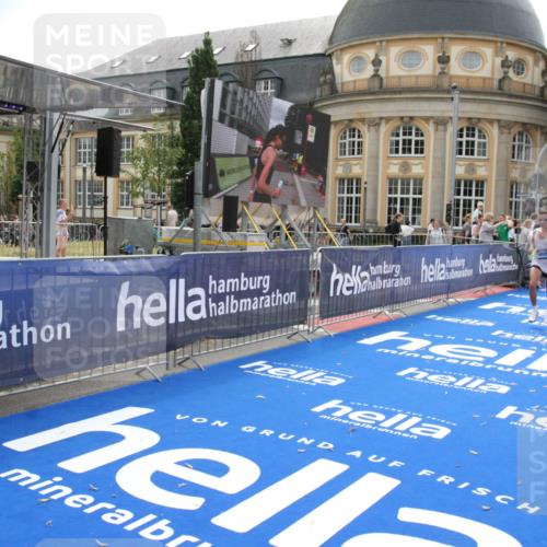 29.06.2025 - hella hamburg halbmarathon Michael Strokosch http://msf.ph/oto/8436178 29.06.2025 10:17:03 Ziel 16529 meine-sportfotos.de