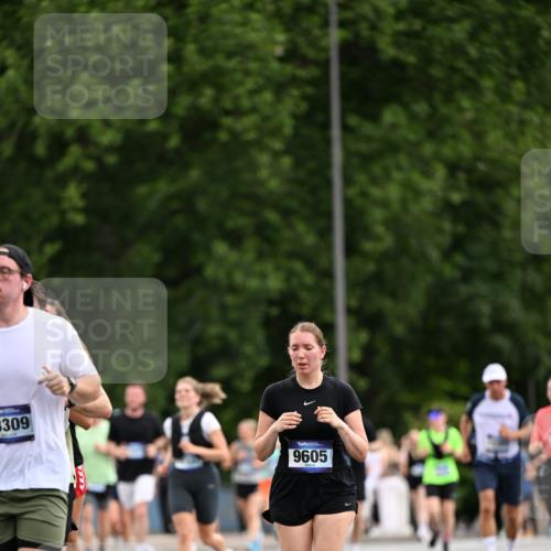 29.06.2025 - hella hamburg halbmarathon Dr. Thomas Lammeyer http://msf.ph/oto/8436180 29.06.2025 10:55:15 Kennedybrücke 1208, 1478, 2358, 2859, 3647, 4695, 4848, 5530, 6178, 7133, 7141, 7161, 7677, 8779, 8833, 8986, 9605, 10437, 11252 meine-sportfotos.de
