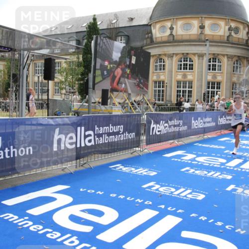 29.06.2025 - hella hamburg halbmarathon Michael Strokosch http://msf.ph/oto/8436190 29.06.2025 10:17:03 Ziel 16529 meine-sportfotos.de