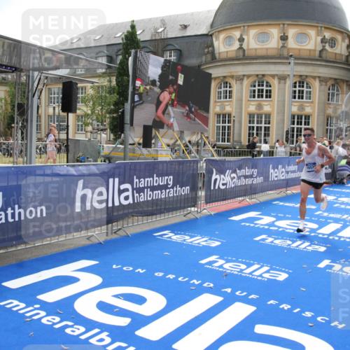 29.06.2025 - hella hamburg halbmarathon Michael Strokosch http://msf.ph/oto/8436200 29.06.2025 10:17:03 Ziel 16529 meine-sportfotos.de