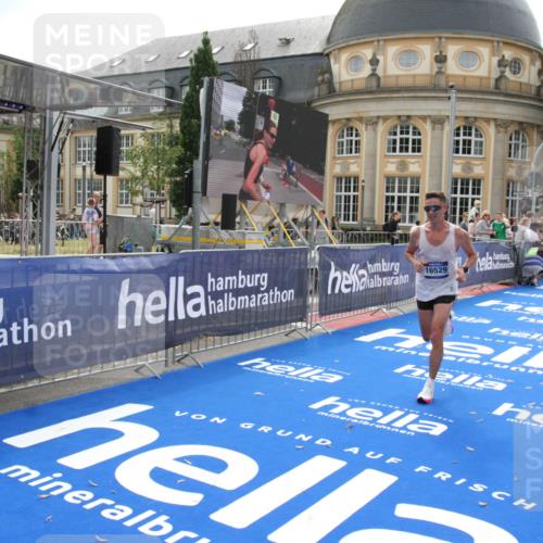 29.06.2025 - hella hamburg halbmarathon Michael Strokosch http://msf.ph/oto/8436213 29.06.2025 10:17:04 Ziel 16529 meine-sportfotos.de