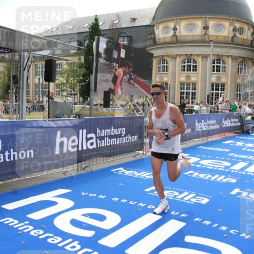 29.06.2025 - hella hamburg halbmarathon Michael Strokosch http://msf.ph/oto/8436226 29.06.2025 10:17:04 Ziel 16529 meine-sportfotos.de