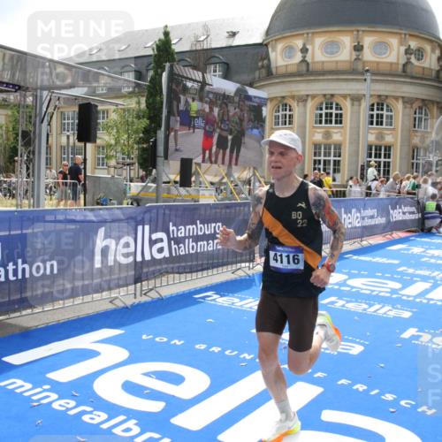 29.06.2025 - hella hamburg halbmarathon Michael Strokosch http://msf.ph/oto/8436300 29.06.2025 10:17:12 Ziel 4116 meine-sportfotos.de