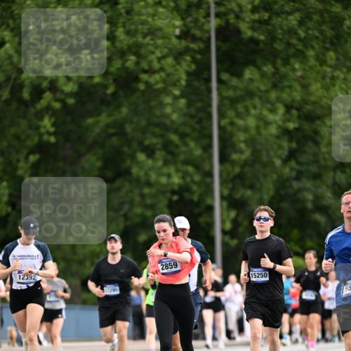 29.06.2025 - hella hamburg halbmarathon Dr. Thomas Lammeyer http://msf.ph/oto/8436320 29.06.2025 10:55:19 Kennedybrücke 1208, 1478, 2358, 2859, 3229, 3647, 4848, 5530, 6178, 7141, 8779, 8833, 8986, 9605, 10437, 11252 meine-sportfotos.de