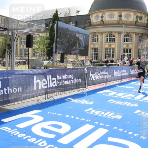 29.06.2025 - hella hamburg halbmarathon Michael Strokosch http://msf.ph/oto/8436322 29.06.2025 10:17:25 Ziel 18694 meine-sportfotos.de