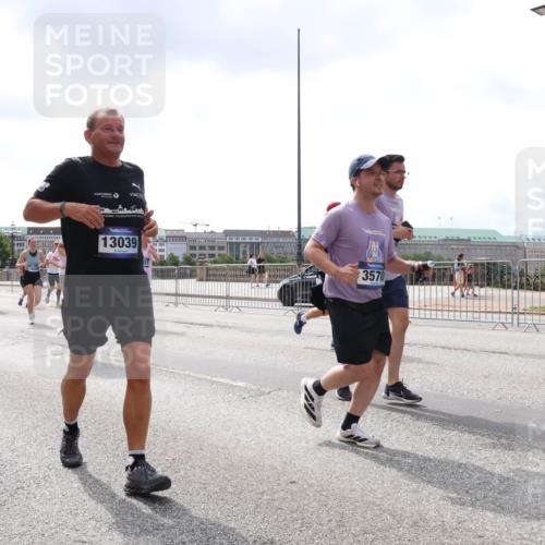 29.06.2025 - hella hamburg halbmarathon Lena Gebhardt http://msf.ph/oto/8436333 29.06.2025 10:45:07 Lombardsbrücke 17273, 13039, 3570, 1024, 1273, 1629, 1685, 1798, 1924, 2007, 2674, 2779, 3160, 3164, 3570, 3879, 3993, 4099, 4102, 4186, 4215, 4275, 4306, 4337, 4504, 4820, 4851, 5099, 5108, 5190, 5339, 5636, 5949, 6509, 6763, 6788, 6841, 6888, 6911, 6980, 7699, 7912, 8582, 8594, 8605, 8762, 8907, 9036, 9084, 9085, 9331, 9333, 10225, 10562, 10566, 10668, 10707, 11272, 11314, 12198, 12318, 12332, 12334, 12394, 13039, 13261, 14681 meine-sportfotos.de