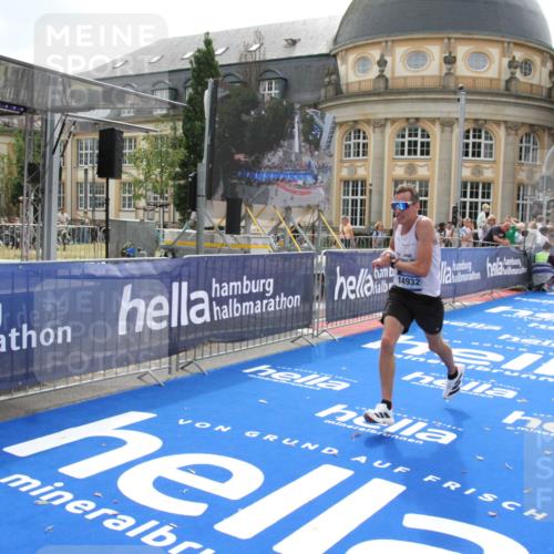 29.06.2025 - hella hamburg halbmarathon Michael Strokosch http://msf.ph/oto/8436398 29.06.2025 10:17:57 Ziel 14932, 15166 meine-sportfotos.de