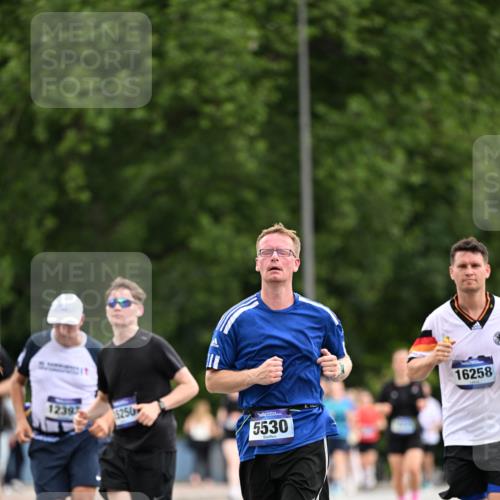 29.06.2025 - hella hamburg halbmarathon Dr. Thomas Lammeyer http://msf.ph/oto/8436415 29.06.2025 10:55:21 Kennedybrücke 1208, 2358, 2859, 3229, 3647, 4848, 5530, 6178, 7141, 7769, 8779, 8986, 9605, 10437, 11252 meine-sportfotos.de