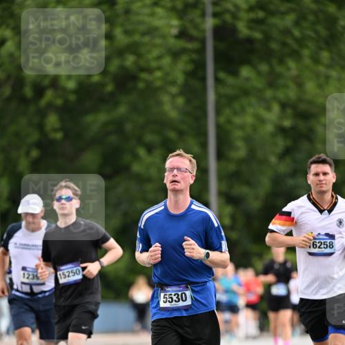 29.06.2025 - hella hamburg halbmarathon Dr. Thomas Lammeyer http://msf.ph/oto/8436418 29.06.2025 10:55:22 Kennedybrücke 1208, 2358, 2859, 3229, 3647, 4848, 5530, 6178, 7141, 7769, 8779, 8986, 9605, 11252 meine-sportfotos.de